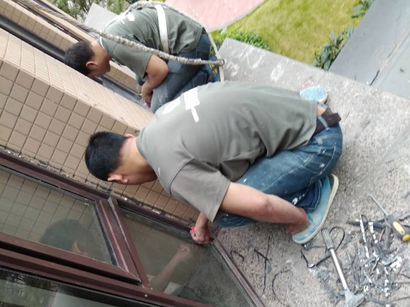 哪家鄭州維修公司能修防盜門(mén)，鄭州防盜門(mén)變形如何修理