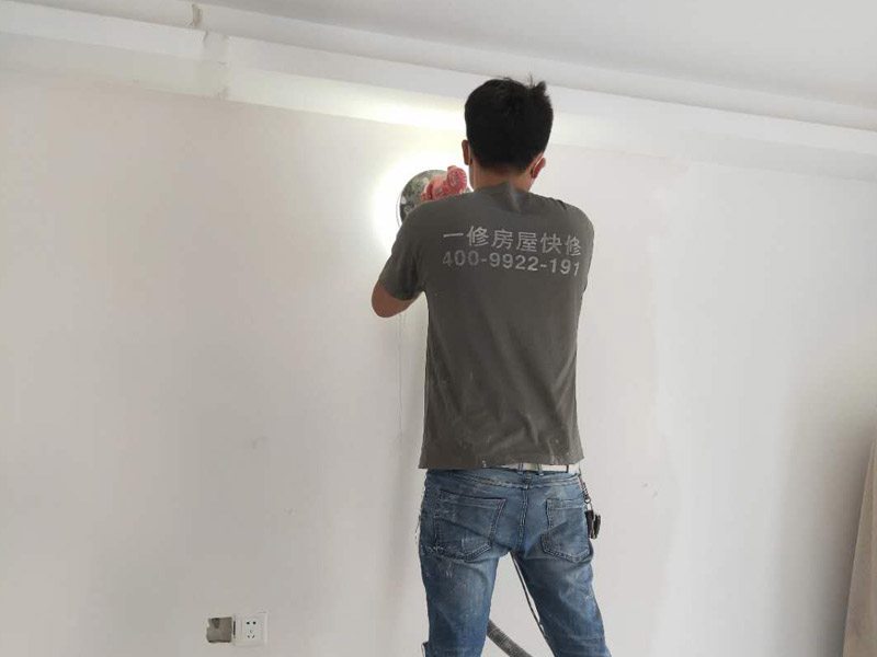 新房墻面打磨裝修：1、舊墻皮鏟除（如為新房，且墻面為水泥平整墻面，此步驟不需要）。
2、墻面清理，檢查是否有孔洞、油污、不平整的地方，如有需要，先修補然后施工。
3、批刮膩子，選用較好的墻襯一類的防水膩子，一般為2遍，第一遍批刮后1小時表干后打磨平整。
4、批刮第二遍膩子，干燥后打磨，注意選用600目以上砂紙，否則墻面刮痕會嚴重。
5、用200瓦的大燈泡靠近墻面檢查是否有不平整或砂眼，如有局部修補。
6、用干凈毛巾徹底清理墻面灰塵，用吸塵器清理干凈。
7、調配乳膠漆底漆，選用較好的羊毛刷或使用噴涂方式施工。
8、按次序涂刷1遍底漆，2遍面漆。