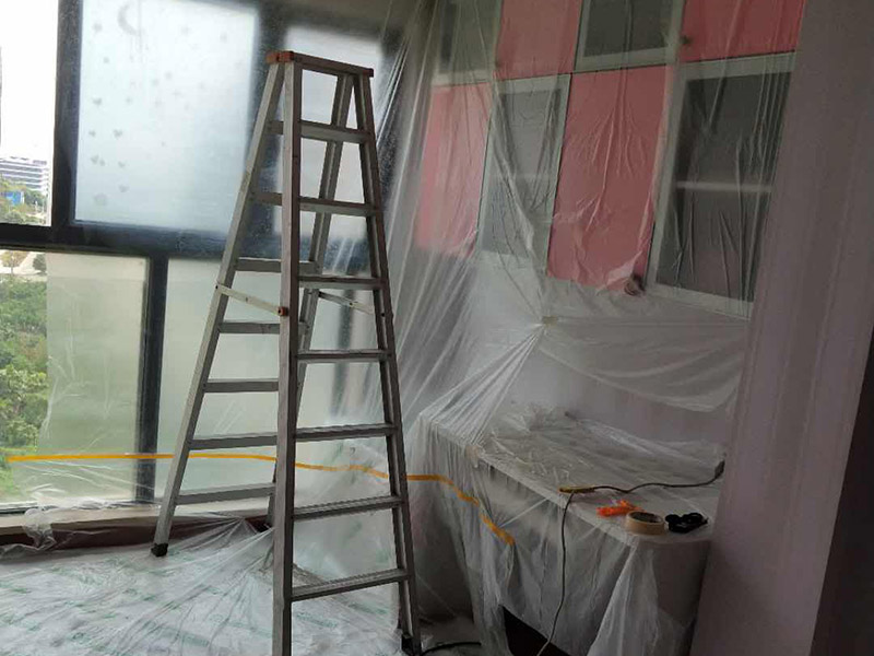 墻面頂部修補：1、看墻面是不是抹灰層已經松動，如果松動直接砸掉，重新抹灰直到結實了為止。2、如果墻面是石膏板墻面就貼紙質的繃帶在接縫處。3、如果墻面縫只有幾毫米不補難看可以鏟了膩子，在縫隙補水泥或者石膏（最好攙點膠）。4、搞定了以后貼繃帶刮平膩子。5、等干了后打磨滾刷乳膠漆。對于局部剝落比較嚴重的情況，就有必要考慮是否是墻面基底根本沒做好的原因。將原墻體鏟除至墻面基層，用界面劑或者封固底漆重新涂刷一遍，再按照粉刷石膏找平、貼網格布(加固防裂)、批刮墻襯三遍后打磨平整，整個基層質量此時就會好很多。