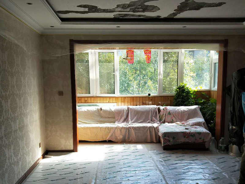 吊頂改造維修：吊頂施工的前期準備工作尤為重要，包括測量和選材等步驟，在正式施工前，工人先要用水平管來測量墻面彈的墨線是否水平，只有保證了基礎線的確實水平，才不會讓后來安裝的吊頂產生傾斜或存在高低落差。石膏板吊頂需要固定在牢固的木質龍骨框架上，因此之前對龍骨材料的仔細挑選就成為了必不可少的步驟，建議大家盡量選擇握釘力較好的松木材質。因為龍骨是木質的，因此必須注意防火，規范的做法是現在龍骨表面均勻涂刷防火涂料，等整根龍骨都見白了，再釘在墻上，這能保證其與墻壁接觸的地方也刷到防火涂料。