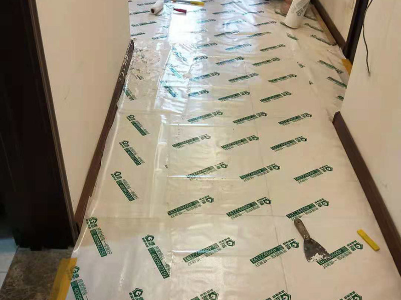 墻面起霉空鼓維修：確定空鼓的具體位置，用粉筆畫出切割線，切割線比空鼓部位寬出不少于100mm。切割線必須整潔規范，做成長方形或正方形。畫好切割線后用砂輪切割機切開，禁止未切割就直接打鑿。打鑿必須干凈，清理到基層。掛鋼絲網，噴霧器灑水濕潤。先在底面及四周刷801膠素水泥漿一遍，12小時內進行噴水養護不少于3天。分兩次用和原面層相同材料的1:2水泥砂漿填補并搓平。修補完后用噴霧器噴水養護不少于3天。