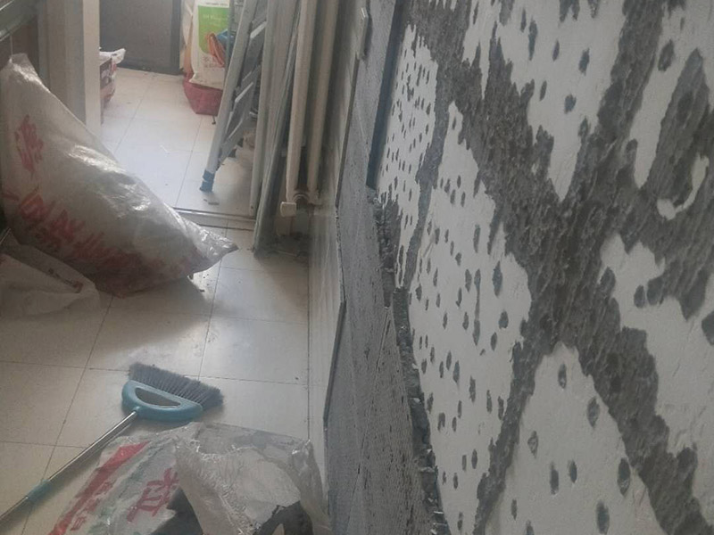 墻面拆改維修：（1）通常要鏟除舊房子的原漆面，先用水噴濕其表層，再用電刨機或泥刀鏟除其表層漆面； （2）對失修已久的舊墻面，表面已有嚴重漆面脫落，批燙層呈粉沙化的，應鏟除漆層和整個批燙，直至見到水泥批燙或磚層； （3）而后用熟膠粉和雙飛粉調拌打底批平，接著便是涂飾乳膠漆了，面層要涂兩遍至三遍，其時間間隔以24小時為佳。 通常是對二手房墻壁面層進行處理，然后用膩子找平，打磨平整光滑，再刷乳膠漆。