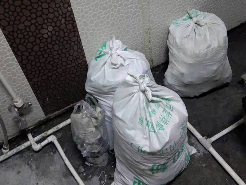 衛(wèi)生間拆改裝修：將不需要或是不滿意的地方進(jìn)行拆除后，留下的成品需要進(jìn)行施工保護(hù)，防止磕碰到，還可防止被上面的重物或是棱角碰壞。水電改造可謂是改造衛(wèi)生間的重點(diǎn)，衛(wèi)生間原有的水電路管線往往有許多不合理的布局，所以在改造過程中要對原有的水電路進(jìn)行徹查，看是否存在銹蝕、老化等情況，若有，則需要更換新的電路、水路，如果線路良好，且沒有多大的問題，則只需要添加刪減線路就可以了。同時在改造的時候最好能做到以后維修和保養(yǎng)都比較方便，然后將其做好隱蔽處理。衛(wèi)生間墻面上要做大約30厘米的防水涂料，以防積水浸透墻面，且要保證涂刷厚度均勻，還需要處理好地面和墻面交界處的各類管件的涂刷。待防水處理完全確定后，等待地面干透就可以做后續(xù)的工程了。