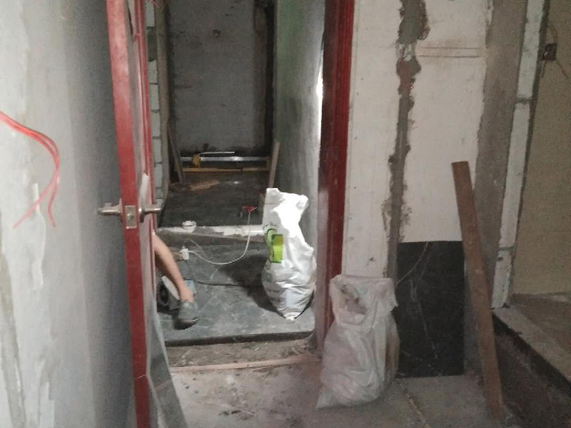 地面水電線路鋪設(shè)：水電改造的第一步是水電定位，也就是根據(jù)用戶的需要確定出全屋開關(guān)插座的位置和水路接口的位置，水電工要根據(jù)開關(guān)、插座、水龍頭的位置確定線路走向，并按照?qǐng)D紙的設(shè)計(jì)向裝修業(yè)主進(jìn)行說(shuō)明。水電改造時(shí)要注意“水走天、電走地”原則，即水管走天棚，強(qiáng)、弱電盡量走地面，且強(qiáng)、弱電之間不能互相交叉，之間的平行距離要大于30厘米。水電定位之后，接下來(lái)就是打槽了。好的打槽師傅打出的槽基本是一條直線，而且槽邊基本沒(méi)有什么毛齒。注意打槽之前，務(wù)必讓水電工將所有的水電走向在墻上劃出來(lái)標(biāo)明，記得對(duì)照水電圖，看是否一致。