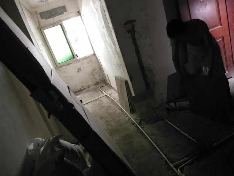 地面水電線路鋪設(shè)：水電改造的第一步是水電定位，也就是根據(jù)用戶的需要確定出全屋開關(guān)插座的位置和水路接口的位置，水電工要根據(jù)開關(guān)、插座、水龍頭的位置確定線路走向，并按照?qǐng)D紙的設(shè)計(jì)向裝修業(yè)主進(jìn)行說(shuō)明。水電改造時(shí)要注意“水走天、電走地”原則，即水管走天棚，強(qiáng)、弱電盡量走地面，且強(qiáng)、弱電之間不能互相交叉，之間的平行距離要大于30厘米。水電定位之后，接下來(lái)就是打槽了。好的打槽師傅打出的槽基本是一條直線，而且槽邊基本沒(méi)有什么毛齒。注意打槽之前，務(wù)必讓水電工將所有的水電走向在墻上劃出來(lái)標(biāo)明，記得對(duì)照水電圖，看是否一致。