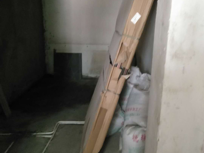 地面水電線路鋪設(shè)：水電改造的第一步是水電定位，也就是根據(jù)用戶的需要確定出全屋開關(guān)插座的位置和水路接口的位置，水電工要根據(jù)開關(guān)、插座、水龍頭的位置確定線路走向，并按照?qǐng)D紙的設(shè)計(jì)向裝修業(yè)主進(jìn)行說(shuō)明。水電改造時(shí)要注意“水走天、電走地”原則，即水管走天棚，強(qiáng)、弱電盡量走地面，且強(qiáng)、弱電之間不能互相交叉，之間的平行距離要大于30厘米。水電定位之后，接下來(lái)就是打槽了。好的打槽師傅打出的槽基本是一條直線，而且槽邊基本沒(méi)有什么毛齒。注意打槽之前，務(wù)必讓水電工將所有的水電走向在墻上劃出來(lái)標(biāo)明，記得對(duì)照水電圖，看是否一致。