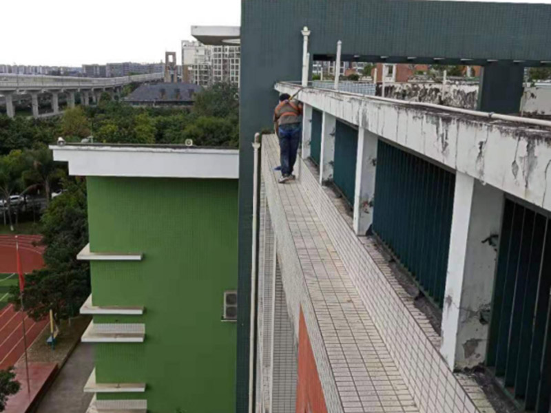 外墻管道防水維修：關閉水管總閥(即水表前面的水管開關)。打開房間里面的水龍頭20分鐘，確保沒水再滴后關閉所有的水龍頭。關閉馬桶水箱和洗衣機等具蓄水功能的設備進水開關。打開水管總閥。打開總閥后20分鐘查看水表是否走動，包括緩慢的去動。如果有走動，即為漏水了；如果沒有走動，即沒事。