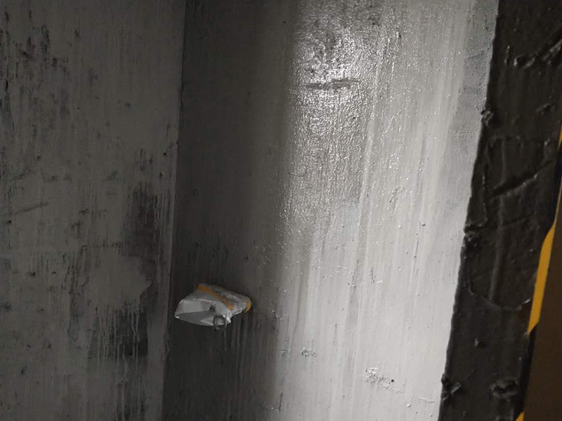衛(wèi)生間基層防水：1.利用水泥砂漿水泥砂漿或豆石混凝土鋪平坡度。2.利用管根密封膏封嚴(yán)管線，管線要穿透樓板根部。刷防水涂料時(shí)可以貼1-2層玻璃絲布加強(qiáng)防水性。3.墻壁表面打磨成干凈平光沒有顆粒灰塵，墻壁與地面的交接區(qū)域注意原角和坡角的設(shè)置。4.聚氨酯防水涂膜由管根和墻角處開始進(jìn)行涂抹，在常溫下經(jīng)過4小時(shí)放干后，再大面積涂抹和刮刷。注意涂料總厚度大于1. 5毫米，不能有漏刮和鼓泡的不良現(xiàn)象。24小時(shí)后立面涂刷下一層，之后再以垂直的方向進(jìn)行二次涂刷。最后涂膜半固化，拋甩粗砂粒方便與水泥砂漿融合。5.防水層的設(shè)置與具體區(qū)域有關(guān)。防水地面的防水層應(yīng)高出地面200寬，地面防水層應(yīng)超出衛(wèi)生間門口以外300寬。而又淋浴的衛(wèi)生間墻面防水層則應(yīng)設(shè)置為高出地面1800寬。6.展開閉水實(shí)驗(yàn)的時(shí)候，先完成防水工作再利用包立管方法。之后再局部進(jìn)行防水。閉水試驗(yàn)也可為了避免破壞地面防水層而免做。