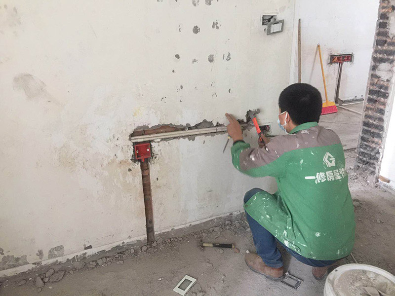 電路開(kāi)槽安裝：定位開(kāi)槽：定位完成后，電工根據(jù)定位和電路走向，開(kāi)布線槽，線路槽橫平豎直。 走管：布線一般采用線管暗埋方式。線管有冷彎管和 PVC管兩種，冷彎管可以彎曲而不斷裂，是布線的最好選擇，因?yàn)樗霓D(zhuǎn)角是有弧度的，線可以隨時(shí)更換，而不用開(kāi)墻。 穿線：強(qiáng)弱電的間距要在 30---50 公分；強(qiáng)弱電更不能同穿一根管內(nèi)；空調(diào)插座安 裝應(yīng)離地 2 米以上，電線線路要和煤氣管相距 40 公分以上。
