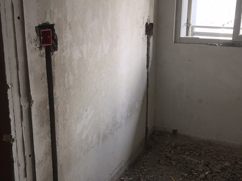 電路開(kāi)槽安裝：定位開(kāi)槽：定位完成后，電工根據(jù)定位和電路走向，開(kāi)布線槽，線路槽橫平豎直。 走管：布線一般采用線管暗埋方式。線管有冷彎管和 PVC管兩種，冷彎管可以彎曲而不斷裂，是布線的最好選擇，因?yàn)樗霓D(zhuǎn)角是有弧度的，線可以隨時(shí)更換，而不用開(kāi)墻。 穿線：強(qiáng)弱電的間距要在 30---50 公分；強(qiáng)弱電更不能同穿一根管內(nèi)；空調(diào)插座安 裝應(yīng)離地 2 米以上，電線線路要和煤氣管相距 40 公分以上。
