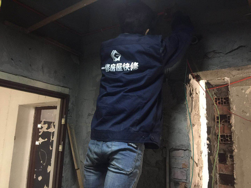 電路暗管穿線：首先把引線鐵絲頭約彈簧一半的長度置彈簧內，再用細鐵線絞緊使二者不易分離脫落即可，不論是穿引線鐵絲還是用鐵絲拉穿導線，過彎道都要溫柔一點，否則容易出麻煩，穿好鐵絲后，把待穿的導線集束，牢固地捆綁在鐵絲一端，慢慢拉動鐵絲的另一端，導線就穿成了； 穿線的暗管彎頭，只能用專用工具把管子彎曲以擴大轉彎半徑使穿線容易，而不可使用成品彎頭，使用成品彎頭即便預留引線都很難很難穿線而且還會在穿線過程中使導線絕緣受損。