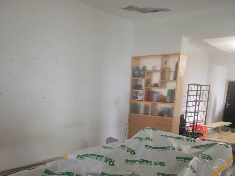 家具地面保護(hù)：滿鋪成品瓦楞紙板，再用干凈彩條布滿鋪在普通石膏板上，在彩條布交接處及轉(zhuǎn)角處用膠帶固定，也可選用木芯板或三夾板。材料選用視上人、車情況而定。用原門框保護(hù)膜，或者多層板或密度板，報(bào)紙，美紋紙保護(hù)。
