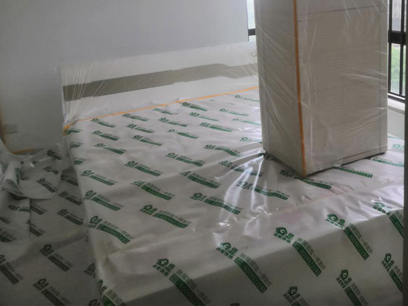 家具地面保護(hù)：滿鋪成品瓦楞紙板，再用干凈彩條布滿鋪在普通石膏板上，在彩條布交接處及轉(zhuǎn)角處用膠帶固定，也可選用木芯板或三夾板。材料選用視上人、車情況而定。用原門框保護(hù)膜，或者多層板或密度板，報(bào)紙，美紋紙保護(hù)。