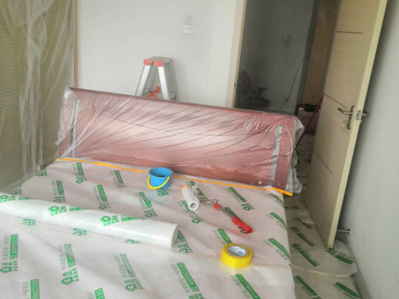 家具地面保護(hù)：滿鋪成品瓦楞紙板，再用干凈彩條布滿鋪在普通石膏板上，在彩條布交接處及轉(zhuǎn)角處用膠帶固定，也可選用木芯板或三夾板。材料選用視上人、車情況而定。用原門框保護(hù)膜，或者多層板或密度板，報(bào)紙，美紋紙保護(hù)。