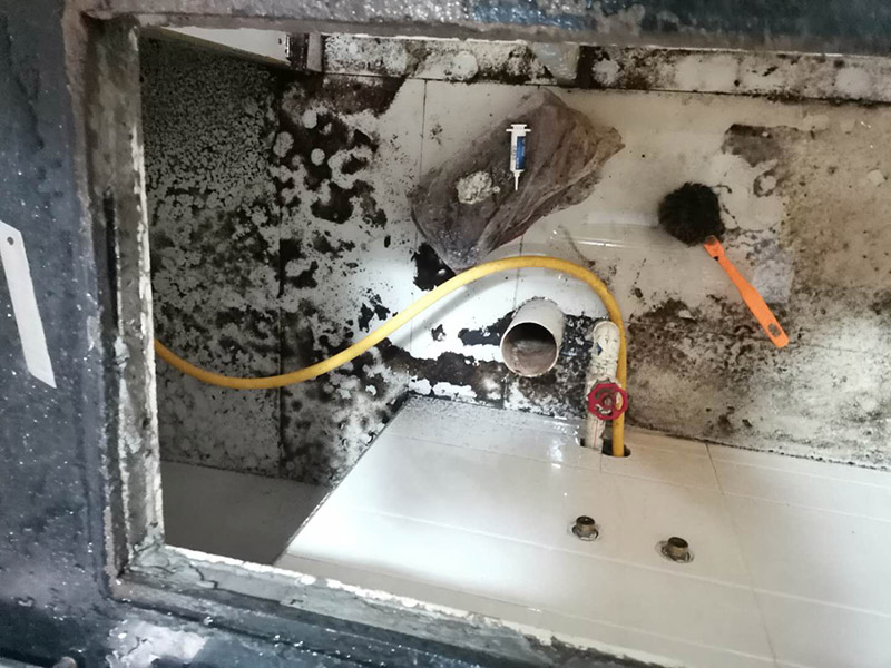 水槽下水管維修：首先，要檢查地板和屋頂是否有漏水的縫隙，廚衛地面也要做蓄水相關的實驗，確定不漏水之后，再檢查水管及配件是否有破損、是否牢固。安裝溢水孔的下水管。溢水孔是避免水槽向外溢水的保護孔，所以要注意其與槽體銜接處的密封性，確保溢水孔的下水管自身不漏水。安裝過濾籃的下水管。濾籃的下水管在安裝時，要注意下水管和槽體之間的銜接，切忌不牢固、密封不嚴。安裝整體的排水管。當遇到兩個過濾籃的水槽，且兩個下水管之間的距離有近遠，就需要對水管進行切割作業，要十分留意的是每個接口的密封性。水槽放入臺面后，需要在槽體和臺面間安裝配套的掛片，將水槽安裝牢固，以避免那些細小的空隙導致槽體左右搖晃。進行排水實驗。等到基本安裝完成后，再將過濾籃也安裝好，就開始進行排水實驗。具體為先將水槽放滿水，測試兩個過濾籃下水及溢水孔下水的排水狀態，若發現有滲水現象，應馬上返工。