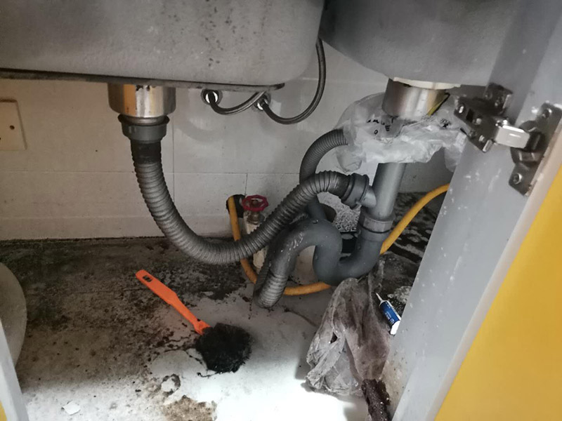 水槽下水管維修：首先，要檢查地板和屋頂是否有漏水的縫隙，廚衛地面也要做蓄水相關的實驗，確定不漏水之后，再檢查水管及配件是否有破損、是否牢固。安裝溢水孔的下水管。溢水孔是避免水槽向外溢水的保護孔，所以要注意其與槽體銜接處的密封性，確保溢水孔的下水管自身不漏水。安裝過濾籃的下水管。濾籃的下水管在安裝時，要注意下水管和槽體之間的銜接，切忌不牢固、密封不嚴。安裝整體的排水管。當遇到兩個過濾籃的水槽，且兩個下水管之間的距離有近遠，就需要對水管進行切割作業，要十分留意的是每個接口的密封性。水槽放入臺面后，需要在槽體和臺面間安裝配套的掛片，將水槽安裝牢固，以避免那些細小的空隙導致槽體左右搖晃。進行排水實驗。等到基本安裝完成后，再將過濾籃也安裝好，就開始進行排水實驗。具體為先將水槽放滿水，測試兩個過濾籃下水及溢水孔下水的排水狀態，若發現有滲水現象，應馬上返工。