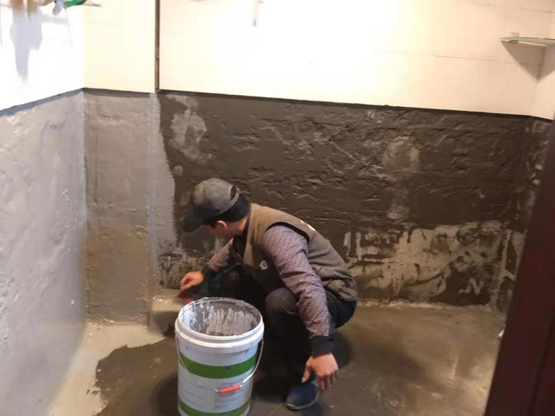 墻面刷防水維修：在涂刷防水涂層之前，先要清理墻面和地面。同時(shí)，要用連接的氣泵皮管吹盡陰角處的浮層；首先要量出防水層的高度并劃出基準(zhǔn)線；刷防水涂料時(shí)要先刷基準(zhǔn)線以下位置，并在墻面和地面連接陰角處刷成八字，上下交叉，交接處接應(yīng)有200mm，不得有漏刷情況出現(xiàn)。 墻角涂刷完成后，沿基準(zhǔn)線涂刷墻體：第一遍涂刷墻面時(shí)，應(yīng)上下縱向涂刷，第二遍涂刷墻體，應(yīng)左右橫向涂刷。 地面防水涂料的涂刷應(yīng)該從房間里側(cè)向門口涂刷，地面水管接口處尤其要仔細(xì)涂刷，不能有任何遺漏。