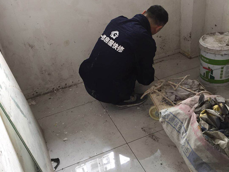 浴室墻磚更換：鋪瓷磚的順序其實也是有不少講究的，鋪地磚的時候應(yīng)該從內(nèi)向外貼，遇到坡度或者有地漏的地方，還要注意排水方向找坡；墻面磚的鋪貼應(yīng)該從下向上進行。為了最后的鋪貼效果美觀，最底層的瓷磚要最后貼；墻面磚鋪貼結(jié)束以后還要壓地磚。 這里要注意的是，貼瓷磚的時候不能一面墻貼到頂，否則由于瓷磚較重容易引起脫落。鋪好了地磚盡量不要去踩。