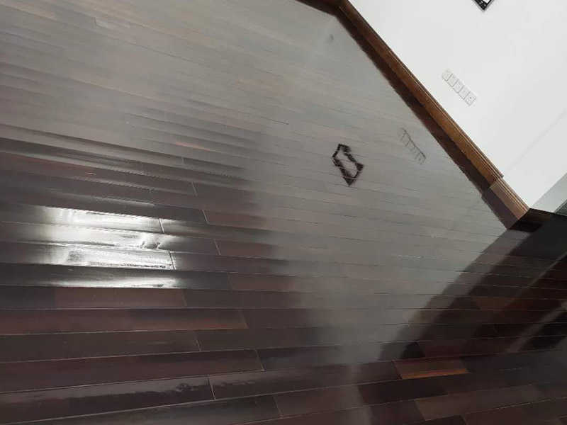 地板保養(yǎng)打蠟：首先不是所有的地板都是有需要打蠟保養(yǎng)的，強化地板就是不需要打蠟的。它是分為了耐磨層、基材層和底層三層結(jié)合成的。表層耐磨層為三氧化二鋁，具有較高的耐磨性和防護性，因此相對于實木等其他地板，強化地板的表層本身保護比較嚴實，不需要“多此一舉”。 很多人認為打蠟時，越多蠟越好，其實這個是很大的誤區(qū)。如果是用蠟過多，反而因為縫隙填滿太多而影響美觀，還有可能會造成也拋光不勻，直接影響了地板亮度。所以只要用適當?shù)挠靡恍┫灳蛪蛄耍业匕宕蛳炓膊皇窃筋l繁越好，一般實木地板隔半年打一次即可。