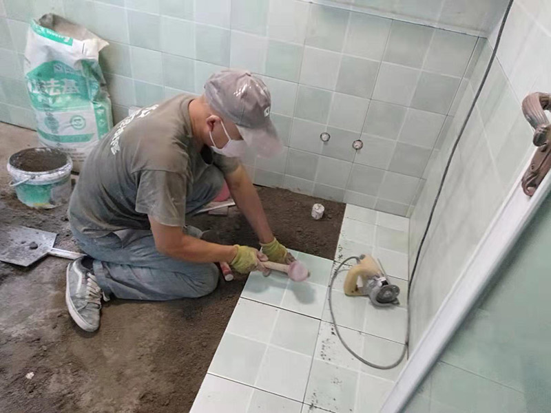 廁所地面貼瓷磚：首先將選購好的瓷磚清潔干凈，并du在水中浸泡2個小時以上，瓷磚的浸泡是為了能讓瓷磚充分的吸收水分，避免在鋪貼完成之后吸取材料中的水分，而影響瓷磚與地面的粘貼度，造成起空鼓、脫落等現象，開始鋪貼瓷磚之前需要從水中取出并將便面的水分擦去，以便鋪貼。 設置輔助線在開始瓷磚進行鋪貼之前，需先在墻面上吊垂線，吊垂線是用來確定瓷磚與墻面的尺寸，再設置水平線，這樣能夠保證瓷磚鋪貼過程中保持橫平豎直的平整度。 順序鋪貼通常地磚的鋪貼都是由門窗邊或者陽臺開始的，保證從上到下，由左及右的順序行進，先用水潤曾找平層，再用鏟子將水泥抹在瓷磚的背面，再將瓷磚貼在地面，再用橡膠錘輕輕敲擊瓷磚，使水泥充滿墻面與瓷磚之間的空隙。