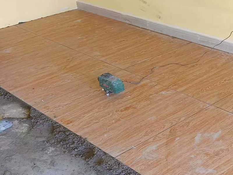 臥室地面瓷磚裝修：將砂土平整好，上面才好放瓷磚，注意一邊平整一邊將小的硬塊去掉，結合層材料應當勻實，穩固。結合層厚度宜取20-35mm；結合層與瓷磚應分段同時鋪砌，鋪砌時宜采用水泥漿或干鋪泥灑水作粘結。用橡皮錘將瓷磚輕輕敲緊定位，切忌用大力，如果結合層不平應拿掉瓷磚重新抹平。現在看瓷磚之間有沒有板塊不嚴，板塊厚薄不一，尺寸誤差大的問題，否則鋪設出來影響美觀。給瓷磚背面上水泥，上水泥前要盡量清除瓷磚表面的浮土，這樣才不會影響水泥的黏結能力。