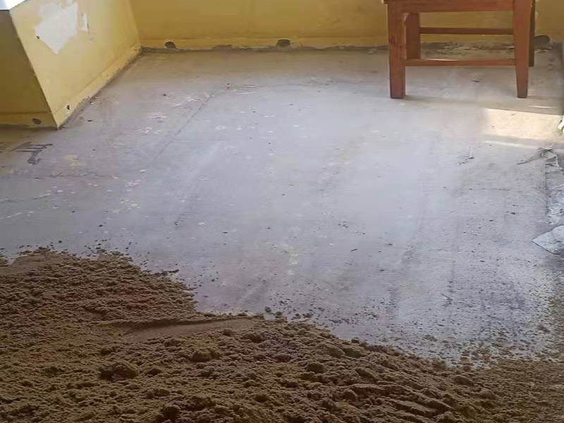 臥室地面瓷磚裝修：將砂土平整好，上面才好放瓷磚，注意一邊平整一邊將小的硬塊去掉，結合層材料應當勻實，穩固。結合層厚度宜取20-35mm；結合層與瓷磚應分段同時鋪砌，鋪砌時宜采用水泥漿或干鋪泥灑水作粘結。用橡皮錘將瓷磚輕輕敲緊定位，切忌用大力，如果結合層不平應拿掉瓷磚重新抹平。現在看瓷磚之間有沒有板塊不嚴，板塊厚薄不一，尺寸誤差大的問題，否則鋪設出來影響美觀。給瓷磚背面上水泥，上水泥前要盡量清除瓷磚表面的浮土，這樣才不會影響水泥的黏結能力。