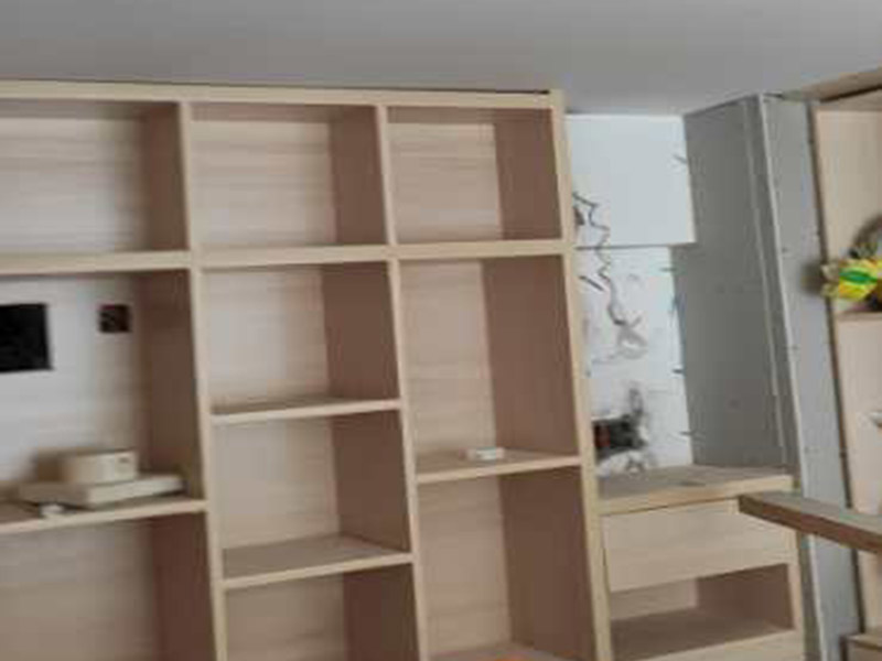 全屋柜體瓷磚安裝：瓷磚櫥柜的底座：一般為10-15厘米左右，可以用實體磚在地面上擺，然后把瓷磚放在實體磚上，注意在瓷磚邊緣貼上鑲邊兒，然后砌水泥，水泥砌到鑲邊兒的上沿就可以了，再鋪上一層瓷磚，注意瓷磚的表面朝上，這就是櫥柜的柜底。 櫥柜地柜高度：櫥柜地柜的高度（含臺面）在80cm左右比較合適。 常見的調(diào)整腳高度為10cm，臺面高度為4cm。 柜體高度一般為65cm，略高一些為71.5cm。 櫥柜高度=調(diào)整腳+柜體+臺面。 