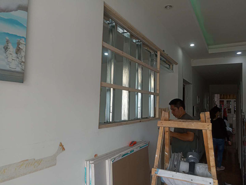 客廳隔斷安裝：注意龍骨架的穩固，一般要加設龍骨架，滿足重物的需求，在龍骨架固定前要涂刷防火防腐涂料，一是為了防火防腐，二是為了完全遮掩龍骨；木方花格隔斷端部的石膏板與周圍的墻體或者是柱子應留3-5mm的槽口，施工時先在槽口處加注嵌縫膏，然后鋪板，擠壓嵌縫膏使其和鄰近表層緊緊接觸，以防出現后期的不密合現象。