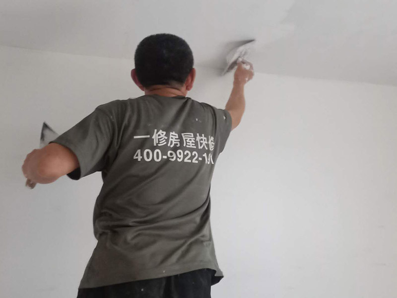墻面刮膩子找平：刮膩子對不同的墻體有著不同的要求，像比較常見的混凝土的墻面，會出現一些氣孔與鼓起的現象，所以就要先把墻面修平整掉，磨平凸起處，填補凹陷處。如果是預制混凝土的墻面，那么它的表面層就會有一些砂礫與疙瘩的現象，這個時候就需要專業的施工人員，使用用鋼絲刷把墻面整體的刷一遍。 基層做好處理后，墻面還是會有一些凹陷的地方，這個時候就可以用石膏膩子來補平。將石膏膩子壓實凹陷處，橫抹豎起的地方再重新刮一遍，這樣來確保墻面的平整。 墻面上可能會有油污等這些東西，所以需要涂刷一下火堿水溶液，不過在涂刷時一定要注意，一邊涂刷一邊就要拿清水清洗墻面，這樣不僅可以加快一點速度，而且效果也好。 刮膩子之前，噴刷一遍粘結劑，就可以開始刮膩子了。在刮膩子的時候注意，避免留下浮膩子以及刮痕，防止膩子上沾上灰塵、砂礫等雜物，然后按照規范刮就可以了。