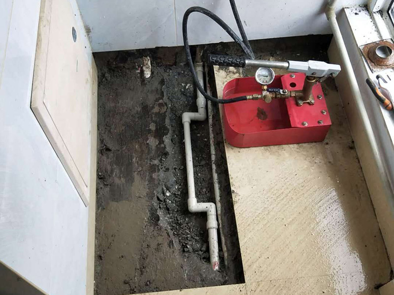 水管打壓測漏點：先關掉房屋進水管總閥門。接下來關掉房屋內所有水龍頭開關、所有角閥開關，并拆掉熱水器的進水管（防止打壓時損壞熱水器）。先拆掉一個水龍頭進行保壓測試，用打壓器打8到10公斤水壓進行測試，看是否保壓，結果保不住壓，初步說明業主家自來水管有漏水嫌疑。然后繼續打氣壓測試，測試的結果同樣掉壓，可以判定該屋自來水管存在漏水現象。 經過專業測漏儀器中“頻譜分析、濾波分析和精測”三種方法的檢測，最終結果都指向同一位置，那么，可以確定該處位置為房屋自來水管道的漏水點。 確定房屋自來水管道的“漏水點”位置后，開始現場挖掘。