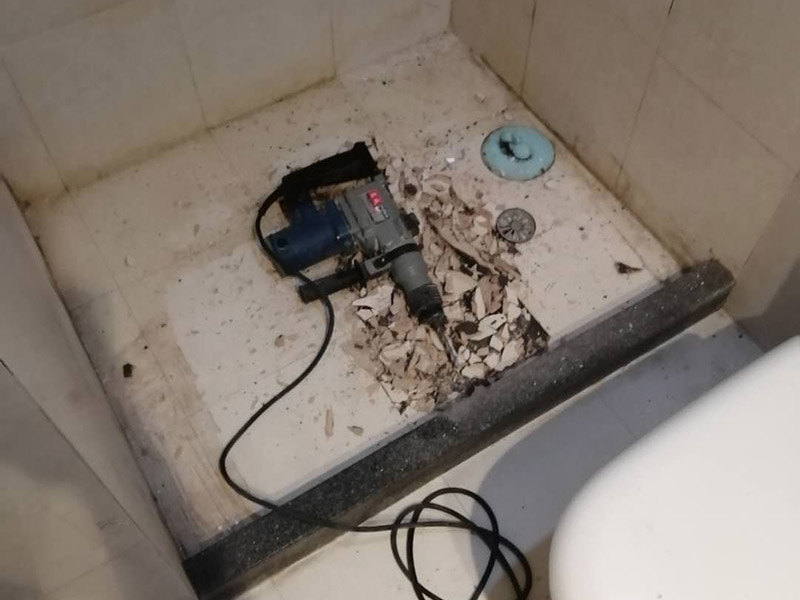 浴室地面拆除重裝：首先要進行地面處理，確保地面干凈，沒有任何雜物污染，基層表面堅實，無脫皮等現象，還要進行地面找平，保證地面平整，沒有較大的缺陷和補痕。 在刷涂料前，要保證衛生間的干凈，干燥。防水涂料要刷全面，與基層結合牢固，不會出現氣泡，脫落等問題。我們涂刷時，要由下至上，先墻后地涂刷。一般來說，衛生間的防水要做到180厘米，非淋浴墻面防水不能低于35厘米。小編建議防水統一做到180厘米。刷涂料不僅要注意高度，還有注意涂刷的厚度，國家規定防水涂料要涂到1.5毫米厚。防水涂料是要刷兩遍，第二遍涂料是要等第一遍涂料干透之后才能開始刷。 還要在防水層上再鋪一層保護層，保護層要完全覆蓋防水層，與之結合牢固，不能存在裂紋、氣泡、脫落等問題。 在做閉水試驗前，要把衛生間所有的下水都堵住，并且在衛生間門口做一個簡易25厘米高的門檻，把衛生間封好，再往衛生間灌入20厘米高的水。24小時之后，衛生間的水沒有滲漏，才能算衛生間防水工程合格。