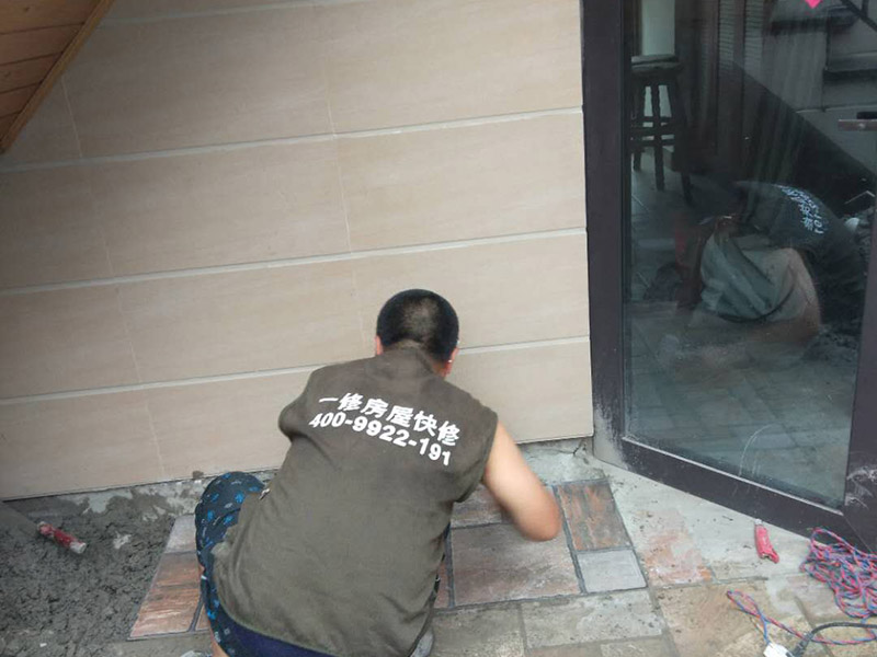 露臺瓷磚鋪貼:地面磚鋪貼前應浸水潤濕。鋪貼前應進行對色、拼花、應根據設計要求確定結合層砂漿厚度,拉十字線控制其厚度和石材、地磚平整度。結合層砂漿宜采用體積干硬性水泥砂漿,厚度宜高出實鋪厚度2—3毫米。鋪貼前應在水泥砂漿上刷一道素水泥漿。石材、地面磚鋪貼時保持水平就位,用橡皮錘輕擊使其與砂漿粘結緊密,同時調整其表面平整度及縫寬。鋪貼后應及時清理表面,24小時后勾縫。