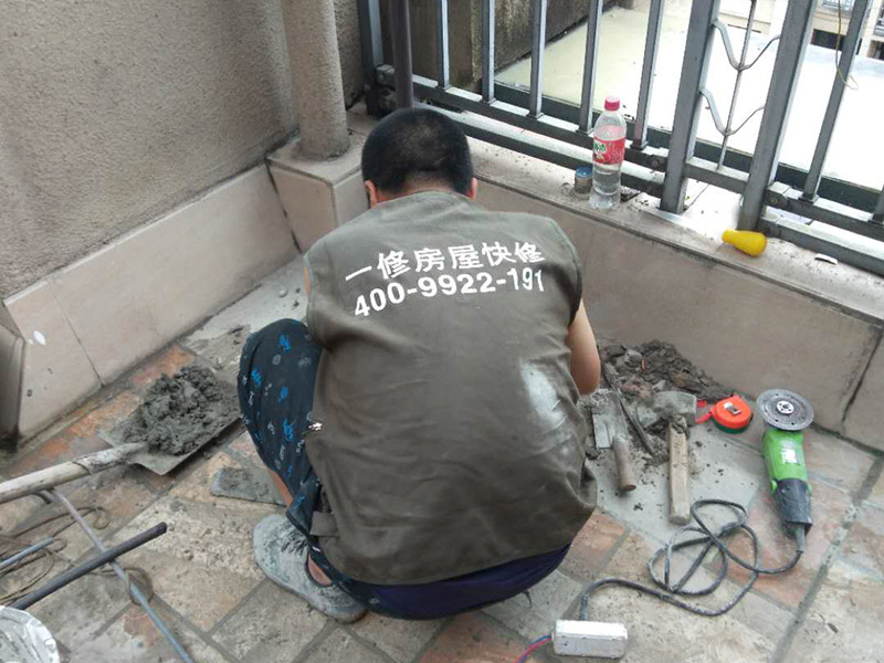 露臺瓷磚鋪貼:地面磚鋪貼前應浸水潤濕。鋪貼前應進行對色、拼花、應根據設計要求確定結合層砂漿厚度,拉十字線控制其厚度和石材、地磚平整度。結合層砂漿宜采用體積干硬性水泥砂漿,厚度宜高出實鋪厚度2—3毫米。鋪貼前應在水泥砂漿上刷一道素水泥漿。石材、地面磚鋪貼時保持水平就位,用橡皮錘輕擊使其與砂漿粘結緊密,同時調整其表面平整度及縫寬。鋪貼后應及時清理表面,24小時后勾縫。