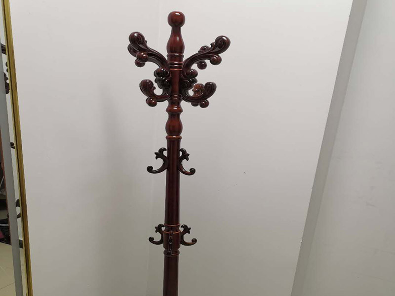 家具安裝維修：安裝時(shí)要注意家中的其它位置的保護(hù)，因?yàn)榧揖咭话阍诩已b過程中是最后進(jìn)場(chǎng)(不裝修的話更要保護(hù)家里的物品)，重點(diǎn)保護(hù)的對(duì)象是：地板(尤其是實(shí)木地板)、門套、門、樓梯、墻紙、壁燈等。 如果是請(qǐng)師傅安裝，要親自跟進(jìn)安裝過程，看是否有安裝過程中的損壞，其實(shí)這一點(diǎn)倒不會(huì)有太多的問題，因?yàn)榘惭b工都是經(jīng)驗(yàn)豐富的，如果他弄壞了您的家具，公司也會(huì)有一定的處罰。如果是自己安裝，一定要注意做好自身安全防護(hù)，地面也要有柔軟的材料防護(hù)，以免造成劃傷，刮花。