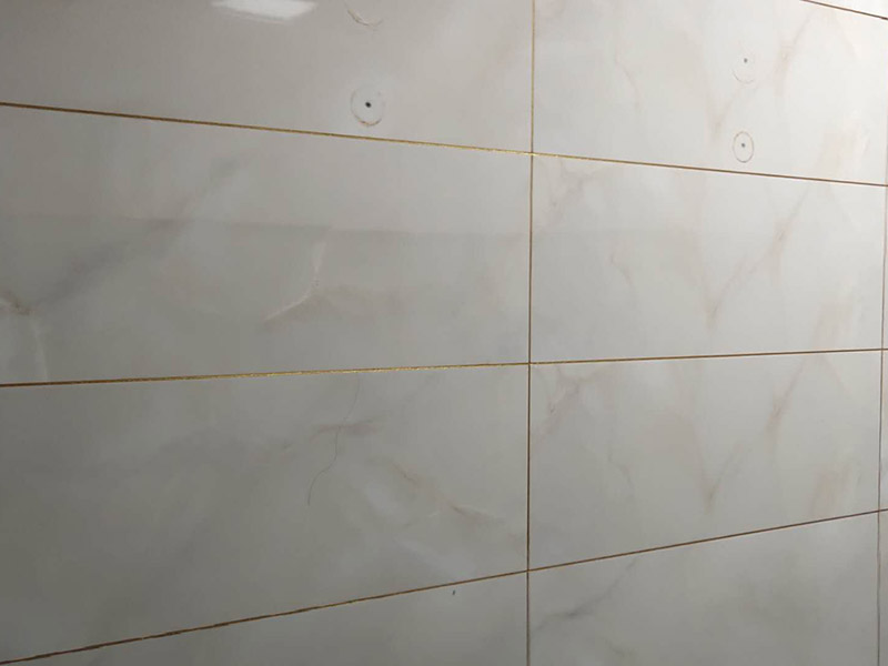 廁所防水貼磚：衛生間的防水工作流程，都是在地面用水泥砂漿找平一次，等它干透后再做防水。一般的防水施工要做2到3遍，而且防水的順序也是有講究的，比如，要先做完墻面防水再貼墻磚，其次才可以做地面防水，再貼地磚。因為地面經常會踩來踩去，地面防水如果先做了會很容易踩壞。 一般情況下，在2到3遍的防水層全部做好后，會有5到7天的固化期，所以自然的，貼瓷磚肯定是要等到這之后才能做，所以做完防水就立馬貼瓷磚，就大錯特錯了。但事無絕對，固化期到了，我們也需要重新測試防水做的好不好，漏不漏水，這就需要再加水測試24小時后看看家里地面水位是否下降，或者看看樓下鄰居的衛生間有沒有漏水的痕跡。