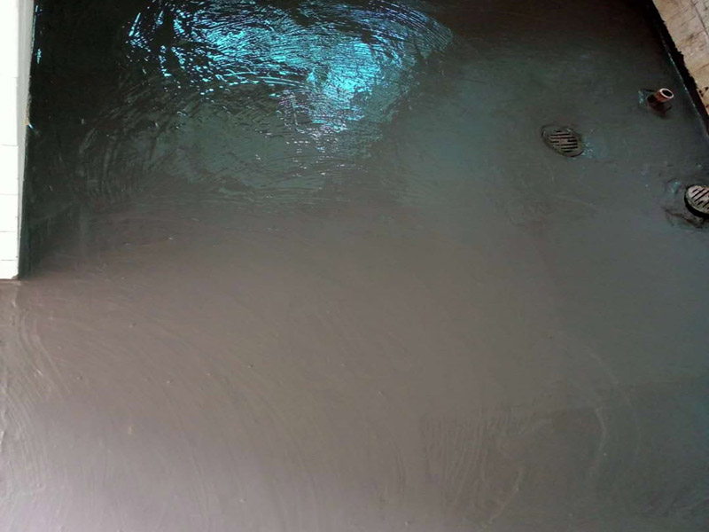 衛生間防水貼磚：在地面用水泥砂漿找平一次，等它干透后再做防水。一般的防水施工要做2到3遍，而且防水的順序也是有講究的，比如，要先做完墻面防水再貼墻磚，其次才可以做地面防水，再貼地磚。因為地面經常會踩來踩去，地面防水如果先做了會很容易踩壞。一般情況下，在2到3遍的防水層全部做好后，會有5到7天的固化期，所以自然的，貼瓷磚肯定是要等到這之后才能做。