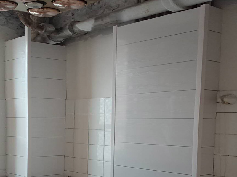衛生間防水貼磚：在地面用水泥砂漿找平一次，等它干透后再做防水。一般的防水施工要做2到3遍，而且防水的順序也是有講究的，比如，要先做完墻面防水再貼墻磚，其次才可以做地面防水，再貼地磚。因為地面經常會踩來踩去，地面防水如果先做了會很容易踩壞。一般情況下，在2到3遍的防水層全部做好后，會有5到7天的固化期，所以自然的，貼瓷磚肯定是要等到這之后才能做。