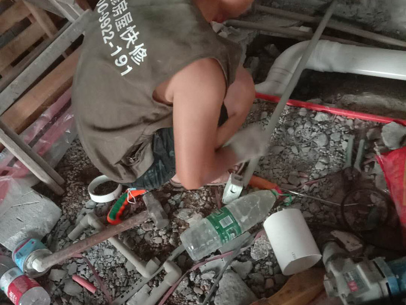管道更換墻面修補:墻面裂縫面積如果比較大的話，必須將開裂處墻面的基底鑿成U型狀，并且它的槽間距必須要大于20CM以上。而對于鑿好的墻面基地還需進行鑿毛處理，然后再掛上鋼絲網(wǎng)，最后在使用帶有彈性的裝飾性墻面材料對裂縫處進行涂刷。 1、墻面在進行裂縫修補的時候，要注意其開裂的原因不同，處理的方法也是有所不同的。另外，墻面會出現(xiàn)開裂的現(xiàn)象這與施工、保養(yǎng)油等方面都有很大關(guān)系。因此，一定要標(biāo)準(zhǔn)施工以及平時注意墻面的保養(yǎng)，避免淋雨、暴曬。 2、修補墻面裂縫最需要注意的就是下雨天漏雨方面的問題，在出現(xiàn)漏雨情況時想要真正的做到裝修墻面處理是非常困難的，因此必須要做好防御的工作。如果使用拒水粉的話，風(fēng)吹雨打都能使其輕易流失掉，因為它是一種輕質(zhì)干燥的粉未。所以保護層必須由鋼筋砼來制作，這樣才能長期阻止其外流。