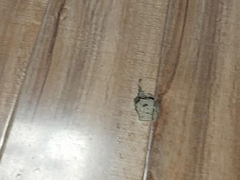 地板修復(fù)維修:一種是漆面修復(fù);一種是局部破壞，重裝修復(fù);另外一種是整體重裝修復(fù)。這些修復(fù)方式各有利弊，選擇時要區(qū)別對待，除了重新鋪裝，但比較耗時、耗力以外，任何一種修復(fù)方式都不能使地板或地磚恢復(fù)如初。 可以用有新榫頭小片地板在接口上來回滑動，找出殘留膠跡并清除，以保證修復(fù)后的地板美觀，同樣需要注意的是不要損壞周圍的榫槽;接下來處理新地板，鋸掉新地板槽口一邊的下半部分并清理干凈整個榫槽，注意預(yù)留一些空間，因外涂抹膠水后會占用一定的空間;最后將新地板安裝到需要替換的位置，將原四周地板榫頭涂滿膠水，并在新地板榫槽處也施上膠水，然后放在起下廢板塊的空隙處，先將長邊榫舌與短邊榫舌的一角嵌入原四周地板的槽口邊，再用手按下槽口一邊，并墊木塊以專用工具輕輕砸入，注意安裝前先比一下長度是否一致，如果新板長了，可以修短一點(diǎn)，短了就只有拆裝整條地板了。