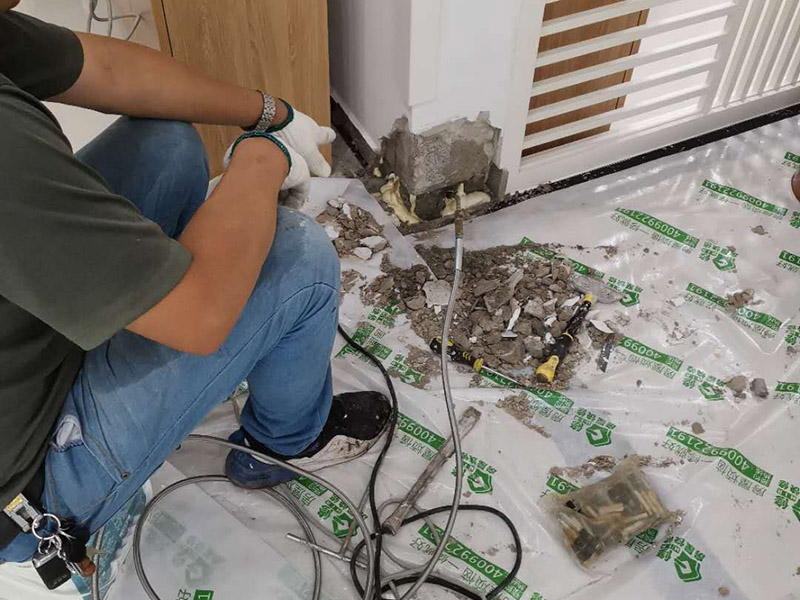 墻內(nèi)防水施工：先用鏟刀和笤帚及工具將基層表面的突起物、砂漿和疙瘩等鏟除并將塵土雜物清掃干凈，對(duì)陰陽(yáng)角、管根、地漏等部位應(yīng)認(rèn)真清理，以保證后期良好的防水效果。防水層涂刷三遍，涂刷均勻，無(wú)透底露底。 第一遍：用堵漏材料對(duì)墻體陰角處，下水管道周圍進(jìn)行填壓式填充。 第二遍：橫向涂刷防水一遍，無(wú)露底，無(wú)起泡，符合涂刷尺寸要求，水電開(kāi)槽槽體全部涂刷防水材料。 第三遍：干燥后垂直方向再涂刷一遍。 防水施工完成后24小時(shí)進(jìn)行閉水試驗(yàn)，地面放水高度以沒(méi)過(guò)墻根、管道跟部、地面凸起物涂刷的防水為依據(jù)。