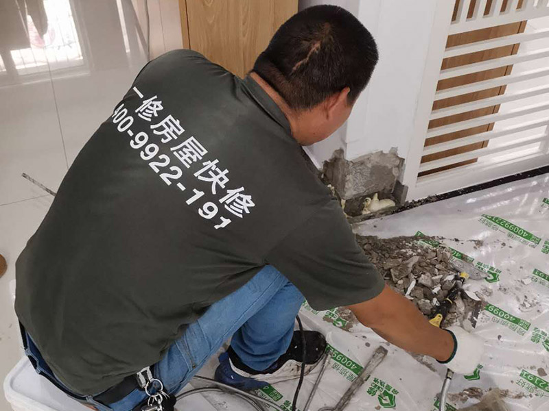 墻內(nèi)防水施工：先用鏟刀和笤帚及工具將基層表面的突起物、砂漿和疙瘩等鏟除并將塵土雜物清掃干凈，對(duì)陰陽(yáng)角、管根、地漏等部位應(yīng)認(rèn)真清理，以保證后期良好的防水效果。防水層涂刷三遍，涂刷均勻，無(wú)透底露底。 第一遍：用堵漏材料對(duì)墻體陰角處，下水管道周圍進(jìn)行填壓式填充。 第二遍：橫向涂刷防水一遍，無(wú)露底，無(wú)起泡，符合涂刷尺寸要求，水電開(kāi)槽槽體全部涂刷防水材料。 第三遍：干燥后垂直方向再涂刷一遍。 防水施工完成后24小時(shí)進(jìn)行閉水試驗(yàn)，地面放水高度以沒(méi)過(guò)墻根、管道跟部、地面凸起物涂刷的防水為依據(jù)。