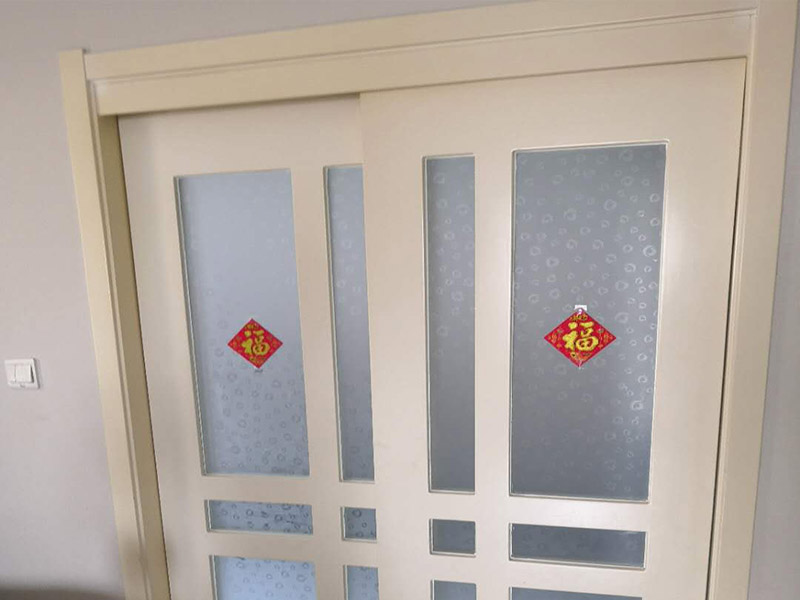 廚房推拉門維修：首先一只手垂直于地面抬起拉門的一端，一只手掠過拉門滑輪下部，托起滑輪。然后從軌道抬出拉門一端，放下。同理，移門另外一端跟前面兩步一樣抬出軌道放下。接著然后雙手握住拉門兩端，向上抬起。 力氣小的可以將拉門平方到鋪好硬紙板的地上。如果力氣大可以不用放倒，直接把拉門垂直于地面扶著拆卸。觀察拉門門框一端的毛條，有的是直接粘在門框上，有的是粘在門框上，然后插入螺絲孔。粘在門框的毛條只要把毛條拉開就行，這種情況的話就需要把毛條從孔里拉出來，然后再向上扯開一些。扯開毛條到第二個螺絲孔，最下端的螺絲孔就是拉門滑輪固定螺絲的螺絲孔，上面那個是固定鋁合金框的螺絲孔。