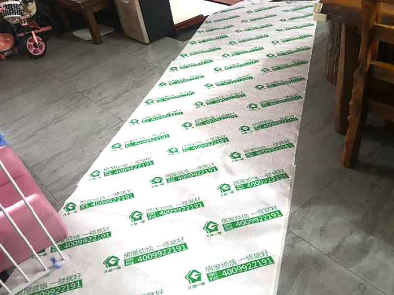 廚房推拉門維修：首先一只手垂直于地面抬起拉門的一端，一只手掠過拉門滑輪下部，托起滑輪。然后從軌道抬出拉門一端，放下。同理，移門另外一端跟前面兩步一樣抬出軌道放下。接著然后雙手握住拉門兩端，向上抬起。 力氣小的可以將拉門平方到鋪好硬紙板的地上。如果力氣大可以不用放倒，直接把拉門垂直于地面扶著拆卸。觀察拉門門框一端的毛條，有的是直接粘在門框上，有的是粘在門框上，然后插入螺絲孔。粘在門框的毛條只要把毛條拉開就行，這種情況的話就需要把毛條從孔里拉出來，然后再向上扯開一些。扯開毛條到第二個螺絲孔，最下端的螺絲孔就是拉門滑輪固定螺絲的螺絲孔，上面那個是固定鋁合金框的螺絲孔。
