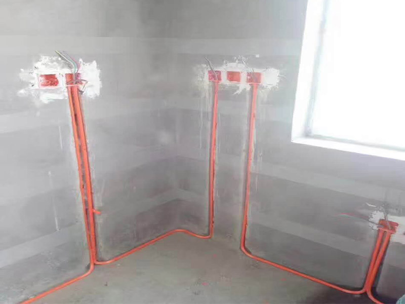 水電線路安裝方案：首先要根據裝設計圖紙對房屋進行部分的改造,如對某些墻體的砸除,對某些部位的修改。管道開槽,管道開槽包括兩部分,一是水管管道開槽,二是電信線路開槽。特別要注意的是, 要將強電與弱電,開關、空調插座與電器插座分開走線,且注意開關插座底合安裝時必須水平垂直,這樣使后面的面板安裝會更平整。