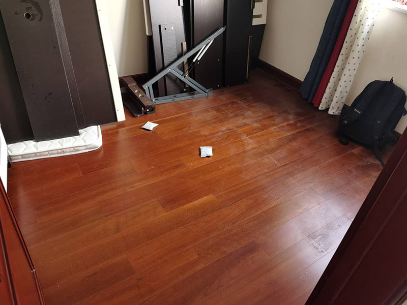 木地板鋪貼案例：首先清理地面。地面已經清理干凈、平整之后，先要鋪設一層防潮地墊。這一層至少要20-30厘米(大約8英寸)在離墻大約預留1-3英寸的空隙。現在可以安裝已經選好花色的地板了。需要注意的是所鋪設的防潮地墊只需要鋪設大致5—10排的地板。然后為了防止地板的第一行的地板滑動，必須用間隔的裝置或者楔子固定。第一行余下的板通常用在第二行的開頭。要確保第二行板的接口與第一行板的接口錯開的長度至少30厘米。
