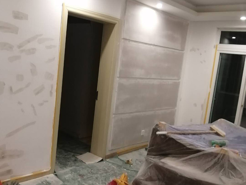 墻壁翻新裝修：首先在做翻新的時候一定要把之前的墻面給處理干凈，粉化嚴重的一定要鏟除干凈。由于之前的墻面有刷過油漆和乳膠漆，所在做完鏟除后一定要做打磨處理，將原來墻體上的結實的表皮及浮沉全部清理掉，如果說墻體出現(xiàn)小部分的凹陷以及裂縫的話可以用膩子稍微填補一下。清理干凈的墻面一定要刷一道底漆，墻面底漆的主要作用就是抗堿防潮、封固基材、保護面漆、提高面漆的質(zhì)量以及遮蓋力。上面漆之前要裝油漆按照漆桶的說明配比及涂刷，要準備足夠的量，保證顏色的相同，不要因為量少缺量后來進行后補，這樣很容易發(fā)生色差的問題。刷面漆時要選擇質(zhì)量好的刷漆滾筒，這樣刷出來的質(zhì)地才會更加的均勻好看。