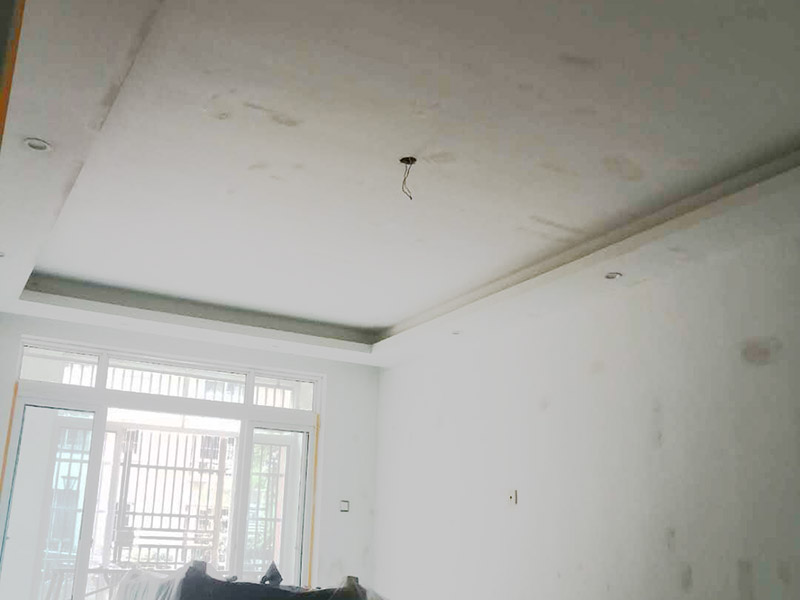 墻壁翻新裝修：首先在做翻新的時候一定要把之前的墻面給處理干凈，粉化嚴重的一定要鏟除干凈。由于之前的墻面有刷過油漆和乳膠漆，所在做完鏟除后一定要做打磨處理，將原來墻體上的結實的表皮及浮沉全部清理掉，如果說墻體出現(xiàn)小部分的凹陷以及裂縫的話可以用膩子稍微填補一下。清理干凈的墻面一定要刷一道底漆，墻面底漆的主要作用就是抗堿防潮、封固基材、保護面漆、提高面漆的質(zhì)量以及遮蓋力。上面漆之前要裝油漆按照漆桶的說明配比及涂刷，要準備足夠的量，保證顏色的相同，不要因為量少缺量后來進行后補，這樣很容易發(fā)生色差的問題。刷面漆時要選擇質(zhì)量好的刷漆滾筒，這樣刷出來的質(zhì)地才會更加的均勻好看。