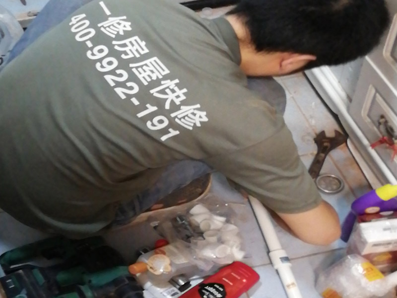上水管改明管施工：水管走明管就是在裝修的時候將水管裸露在外。衛生間水管走明管更加直觀，假如日后水管出現質量問題，可以及時會發現，更利于維修更換，而且維修起來不用大動干戈，沒有那么費事。 南方地區由于氣候潮濕，暗管反而容易潮濕復式，可以考慮做明管，但做明管時一定要把暗管全部放棄不用。 做明管要用固定卡座來固定管道，用脹塞式膨脹栓固定卡座，10年也不會壞。