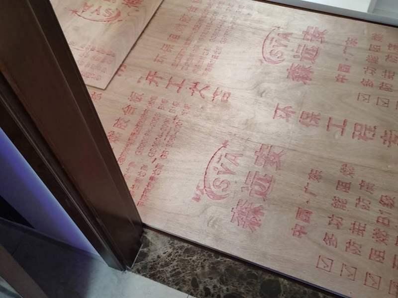 地板保護施工: 在進行家居裝修的過程中，首先完成的就是地面的鋪設。因此，我們在進行其余施工時一定要注意對剛鋪好的地板進行保護。而在裝修時灰塵是一定避免不了的，為了防止嶄新的地板被沾染灰塵以及施工團隊人員等的腳印，最好先在地板上鋪一層防塵布等作為保護膜。除此之外，還是要在一天裝修結束后的時間里對防塵布等進行灰塵的清除和家居保養工作，特別是灰塵堆積過厚的地方，以免將來裝修結束后因為灰塵過多清理時意外污染地板。