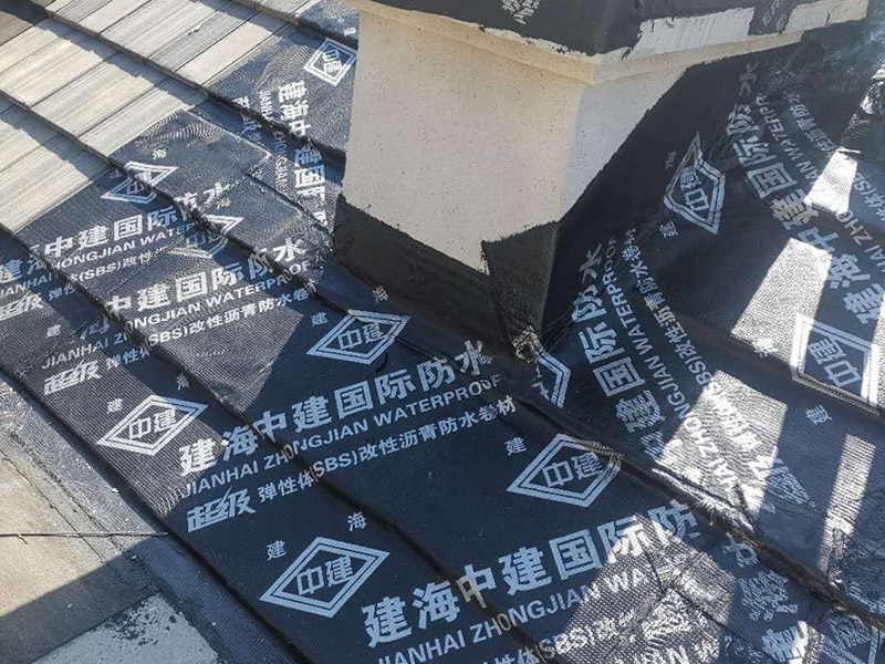 煙道漏水維修： 將煙道的兩個口（正常是四個方向開口）堵死后用防水涂料均勻涂刷好，如果還漏水的話，就從室內(nèi)使用高壓注漿機(jī)將專用水性防水涂料（此涂料與水膨脹、立馬見效）注入砼內(nèi)的毛細(xì)孔將其封死，效果相當(dāng)好。 需要根治的話，那就復(fù)雜了：需要把滲水部位周圍的保溫層砸開，將原防水層破壞后，再在原砼面層上重新做防水處理。